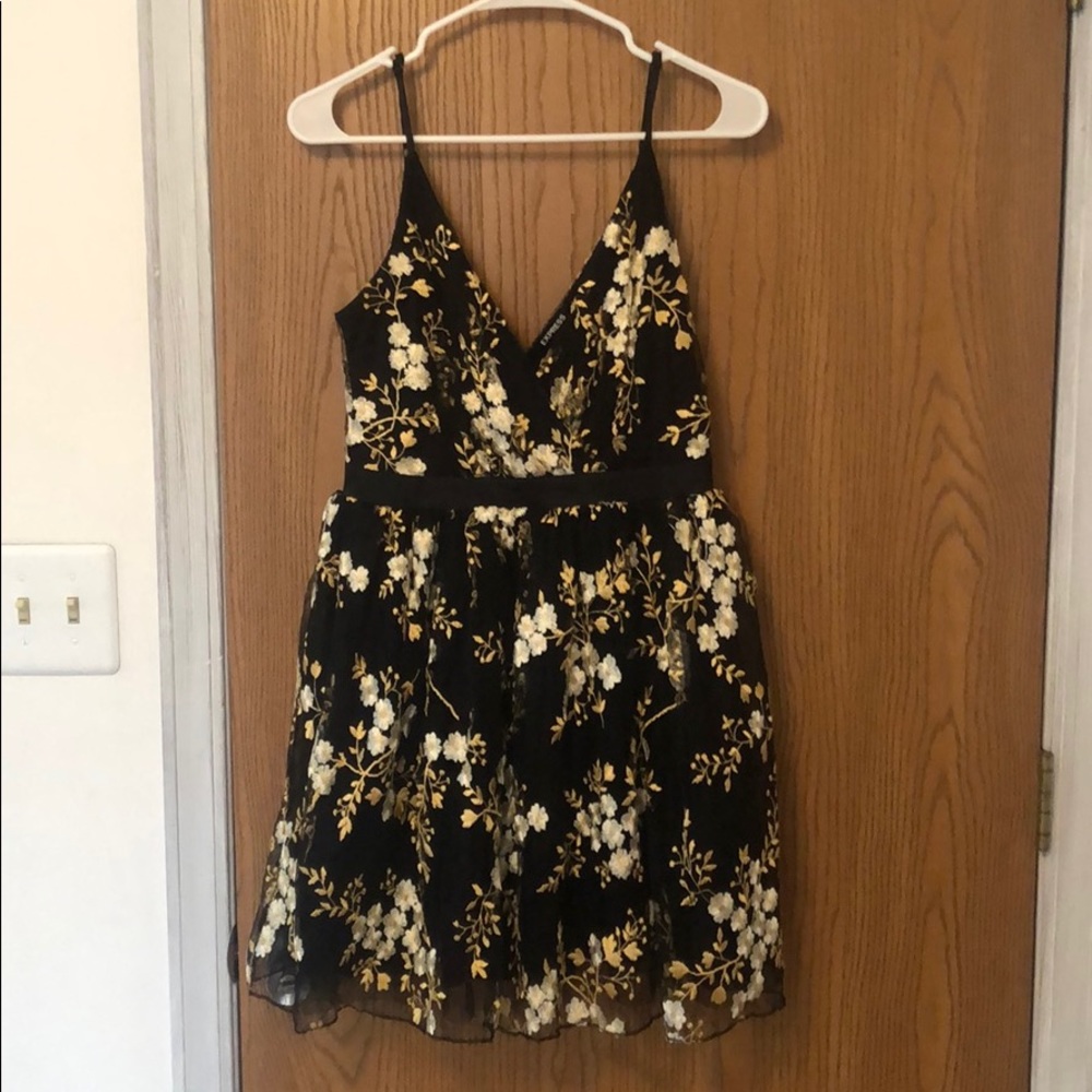 Express black, white, and gold embroidered flowers